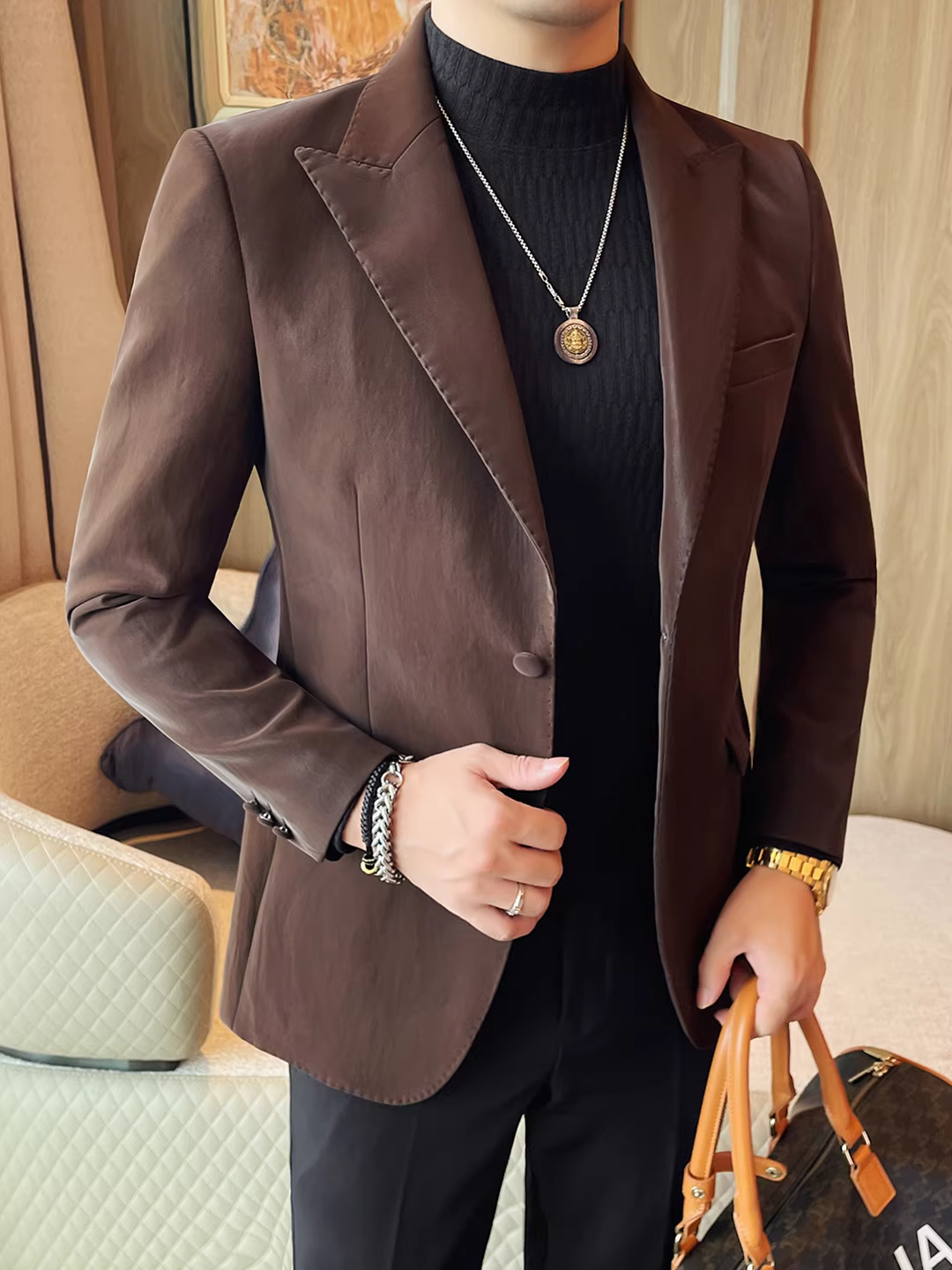 Áo blazer nam chất liệu da lộn phối hạt, kiểu dáng ôm body cao cấp, đơn hàng khuy, phong cách công sở lịch lãm, mùa thu 2025.