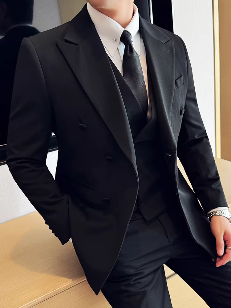 Bộ vest nam cao cấp bằng len, kiểu dáng lịch lãm, ôm dáng, dễ chăm sóc, gồm ba món.