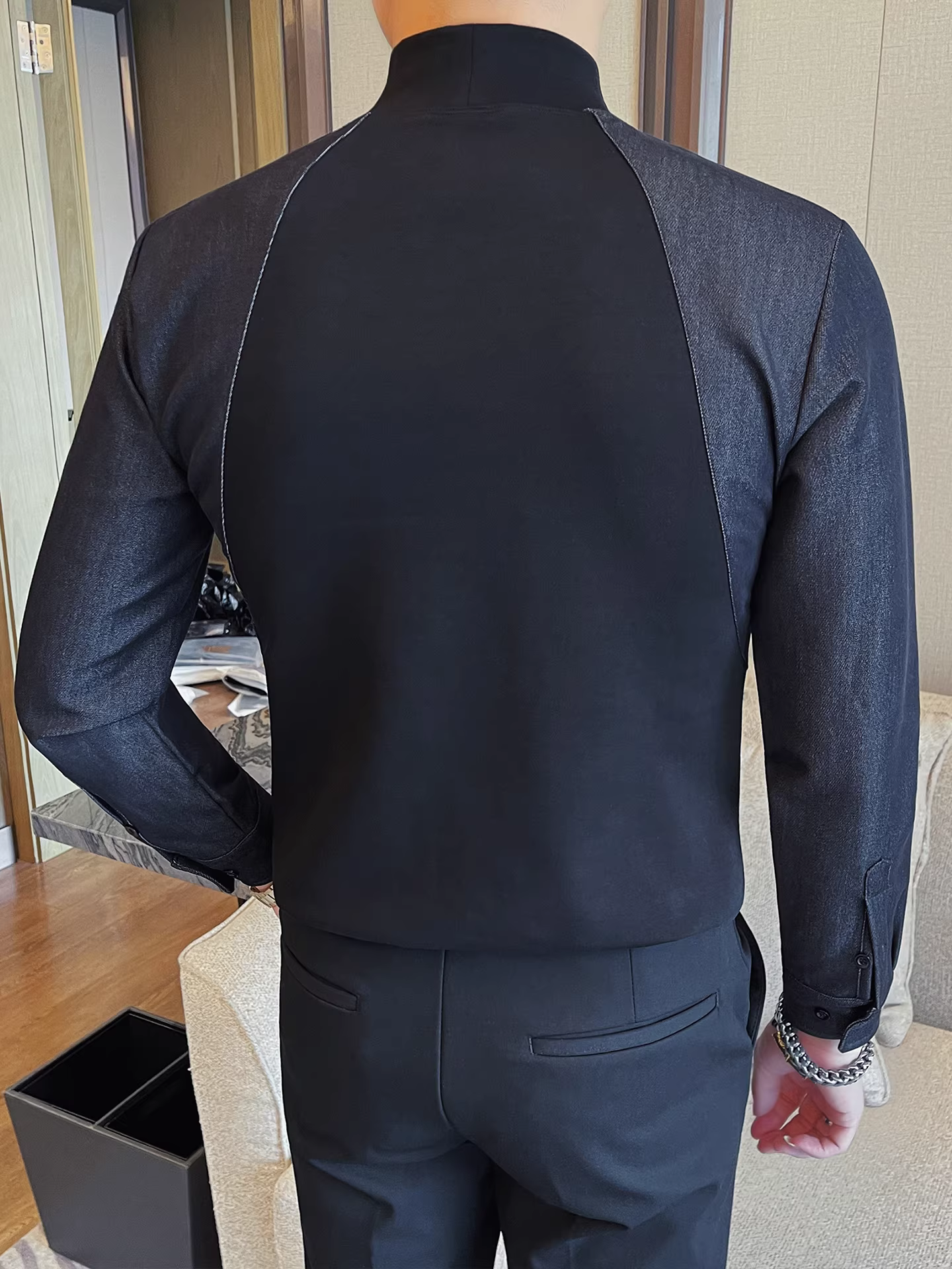 Áo thun nam tay dài cổ nửa cao, thiết kế độc đáo với họa tiết phối dây đeo, kiểu dáng ôm body thời trang, mùa thu đông 2025.