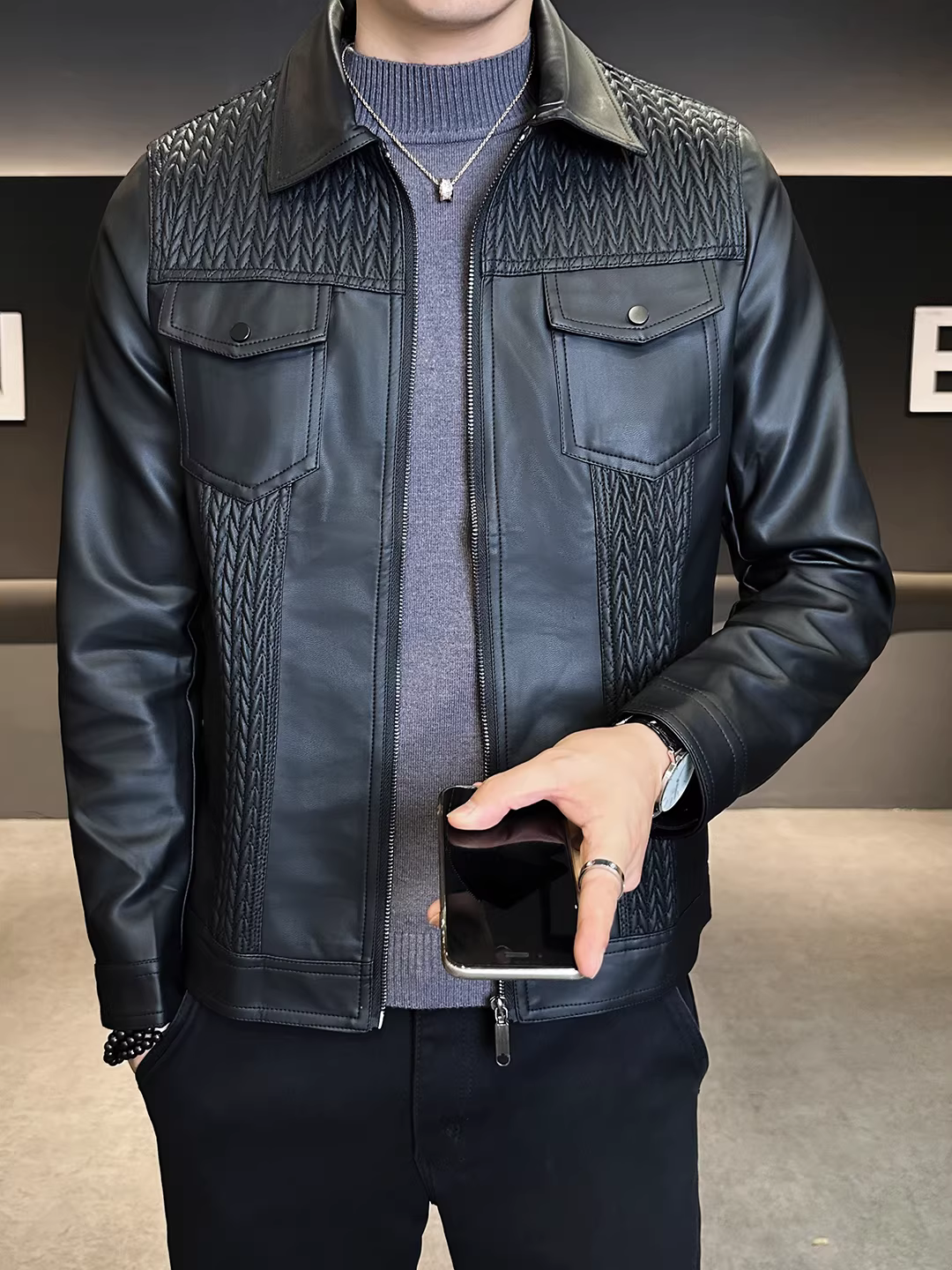 Áo khoác da nam thiết kế chắp vá, hai túi, kiểu dáng mới thời trang thu đông, ôm dáng, cổ trụ, ngắn.