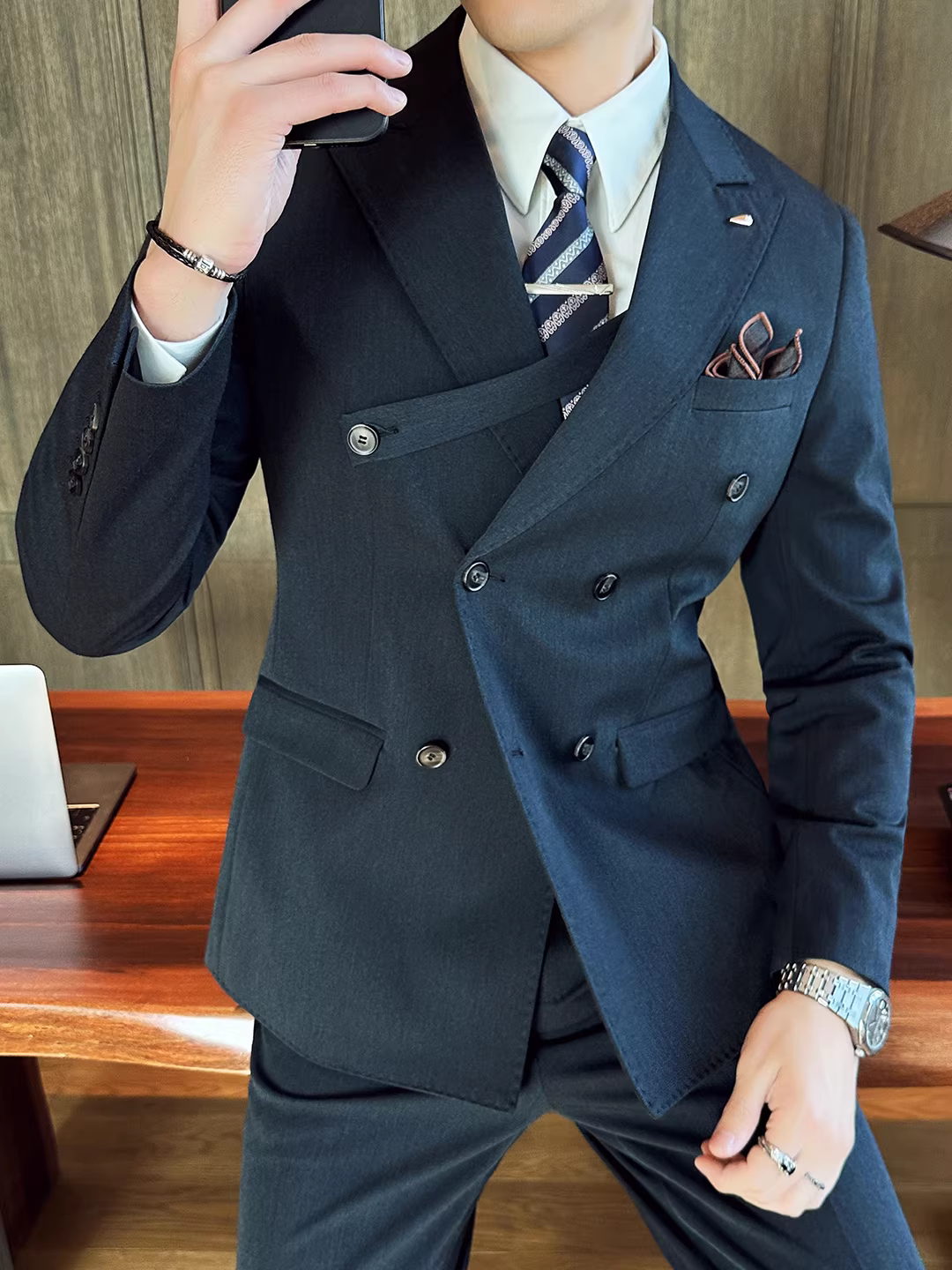 Vest nam hai hàng khuy, viền đính hạt, trang phục công sở lịch lãm, may đo vừa vặn, chất liệu mềm mại và bay bổng, kiểu dáng ôm sát, vest cưới cho chú rể cỡ lớn.