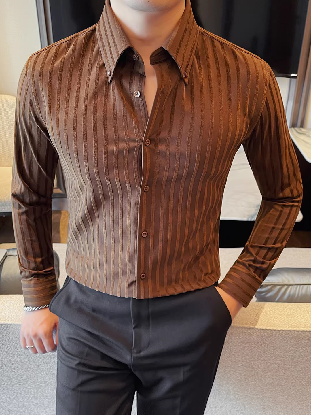 Áo sơ mi nam kiểu Pháp, cổ nhọn, kẻ sọc, tay dài, xu hướng thời trang mới 2025, dáng ôm, chất lượng cao, kiểu dáng lịch sự.