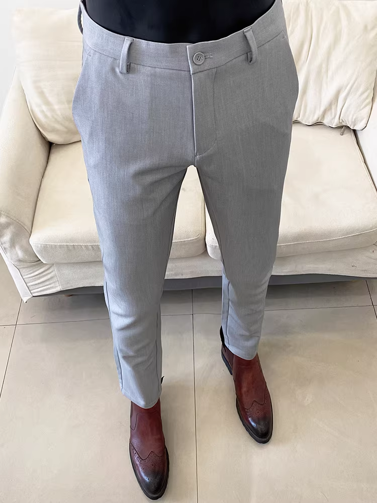 Quần âu nam chất liệu len và lyocell, kiểu dáng thời trang thu đông 2025, ôm dáng, ống côn, lịch lãm.