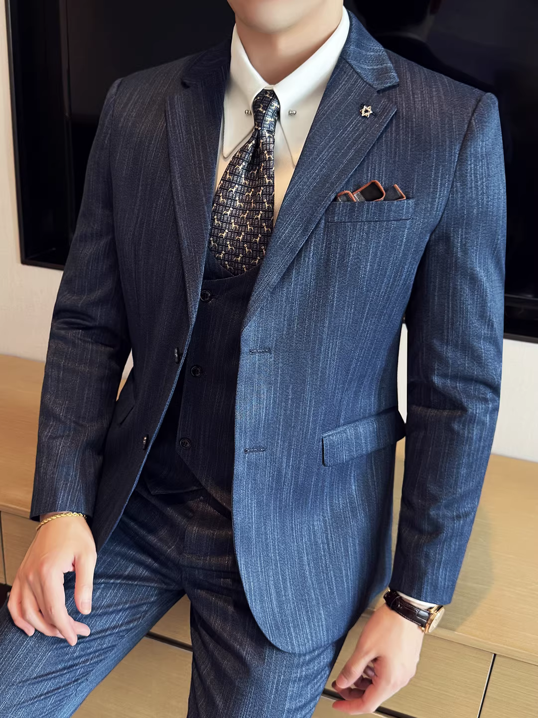 Bộ vest nam kẻ sọc kiểu dáng ôm body, chất liệu dễ chăm sóc, lịch lãm, sang trọng, bộ ba món.