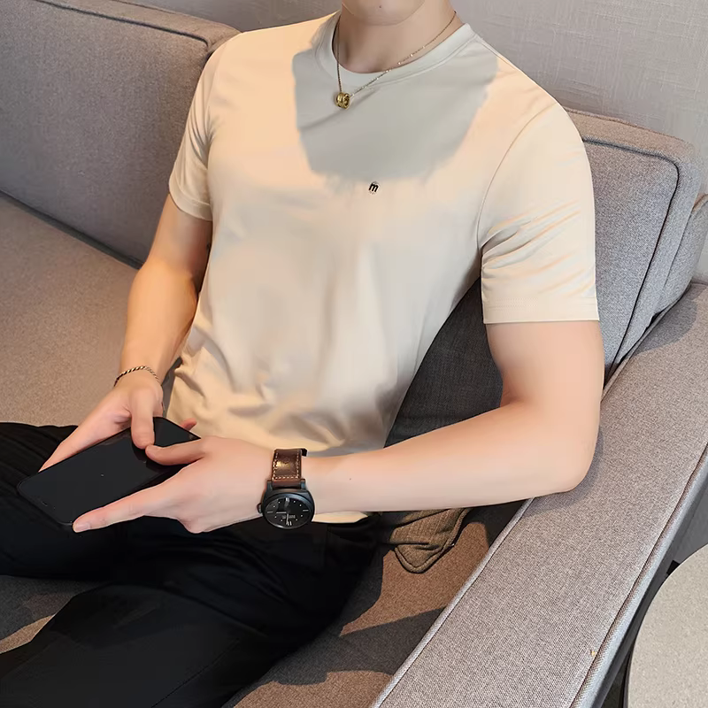 Áo thun nam tay ngắn chất liệu lụa đá, kiểu dáng Hàn Quốc mỏng nhẹ, ôm body, thêu họa tiết, cổ tròn, chất liệu mát mẻ, mặc thoải mái.