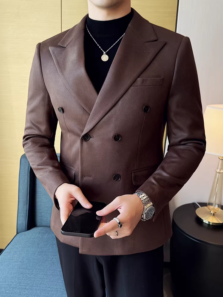 Áo blazer nam chất liệu vải tuýt kẻ caro, dáng ôm, kiểu Anh mới 2024, phong cách lịch sự nhưng vẫn trẻ trung.