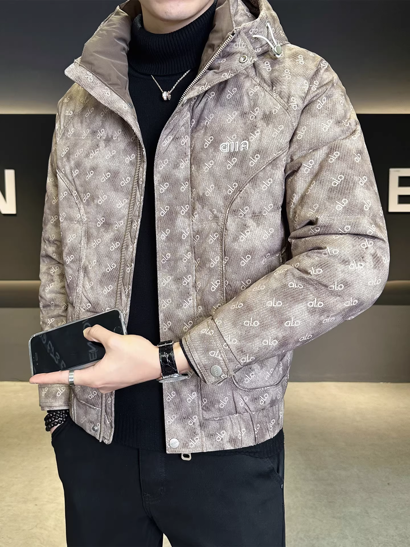 Áo khoác phao có mũ in họa tiết dành cho nam, mùa đông 2025 kiểu dáng ngắn dày dặn mới, đa năng và mang lại cảm giác cao cấp.