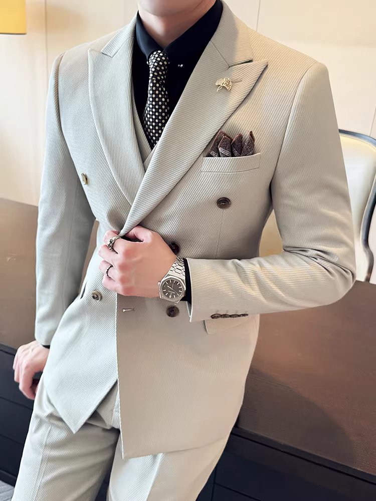 Bộ vest nam kẻ sọc chéo, dáng vest hai hàng khuy, lịch lãm, phù hợp với đám cưới, bộ ba món sang trọng và lịch lãm.