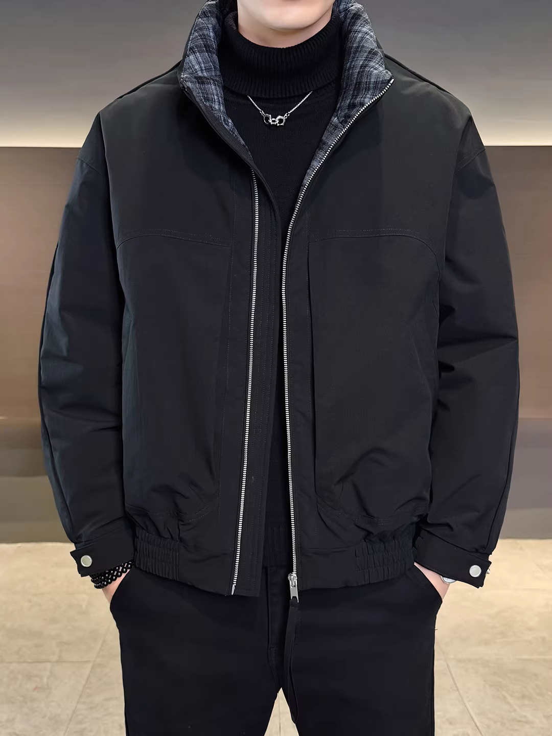 Áo khoác lông vũ nam cao cấp 90% lông vũ, thiết kế mùa đông 2025, kiểu dáng mới rộng rãi ngắn, cổ đứng, dày dặn và ấm áp.