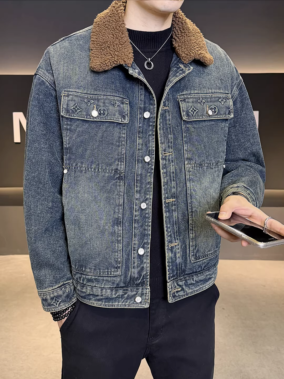 Áo khoác nam mùa đông 2025 có lớp lót lông cừu, cổ áo len dày, kiểu áo khoác denim công nhân