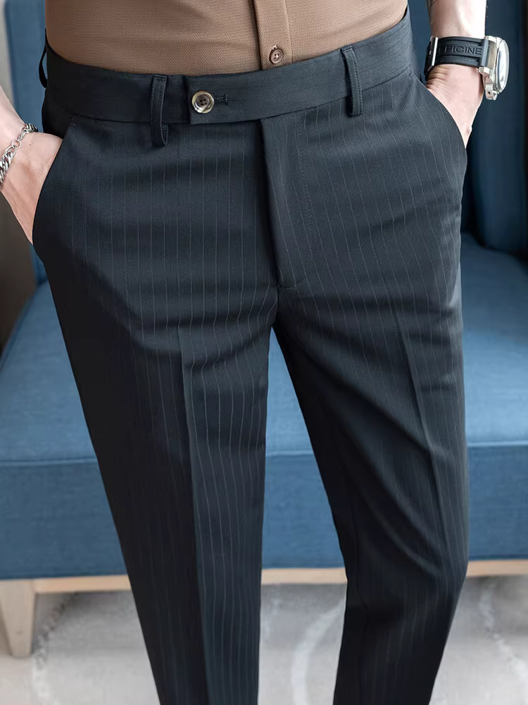 Quần âu nam kẻ sọc tối màu, kiểu dáng thoải mái, chất liệu tươi mát và mềm mại, đa năng, ôm dáng, dễ chăm sóc, chống nhăn.