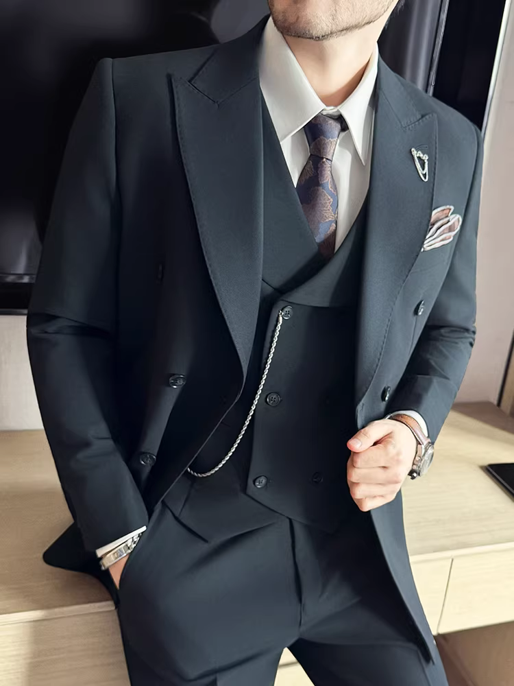 Vest nam hai hàng khuy, chất lượng cao, mềm mại và bay bổng, kiểu dáng ôm body, trang phục công sở lịch sự, dễ chăm sóc, thích hợp cho đám cưới.