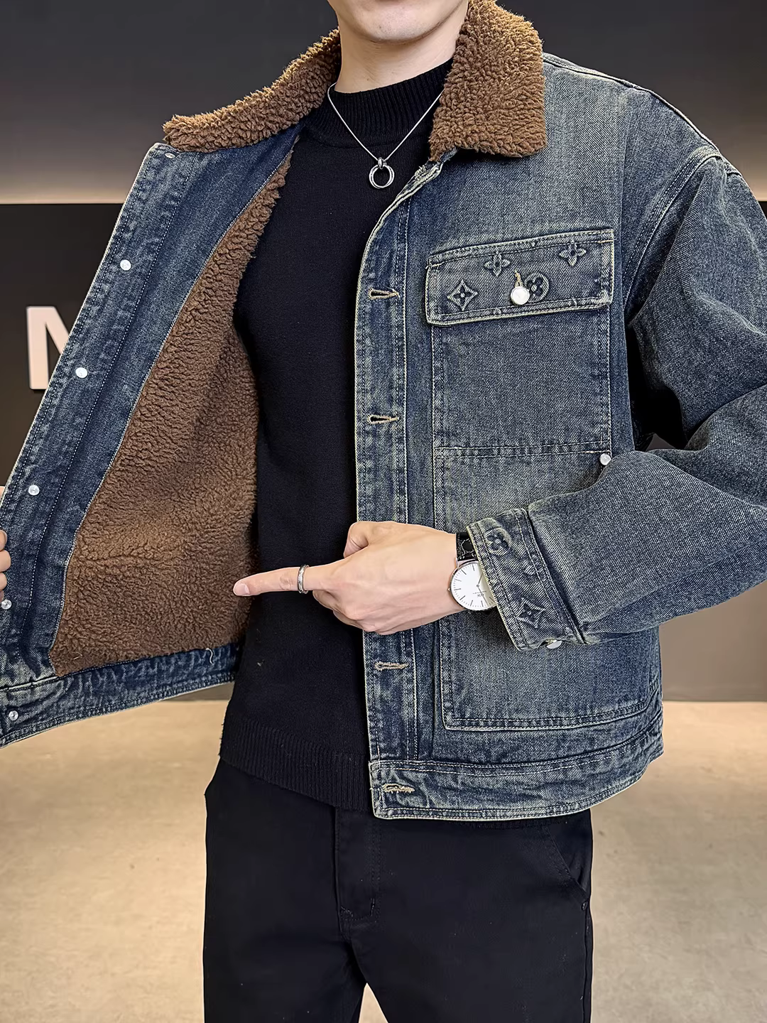 Áo khoác nam mùa đông 2025 có lớp lót lông cừu, cổ áo len dày, kiểu áo khoác denim công nhân