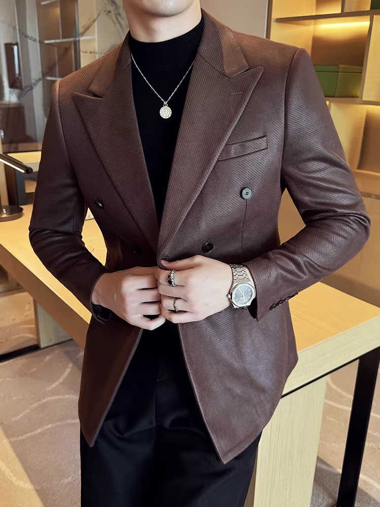 Áo blazer nam chất liệu vải tuýt kẻ caro, dáng ôm, kiểu Anh mới 2024, phong cách lịch sự nhưng vẫn trẻ trung.