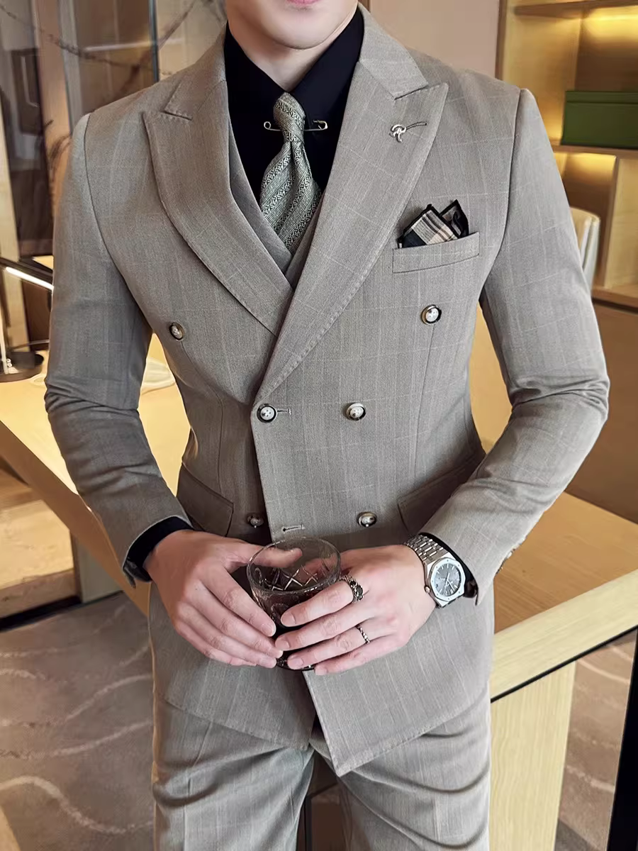 Bộ vest nam kẻ caro nhuộm sợi, hai hàng khuy, kiểu dáng lịch lãm, thích hợp dự tiệc, công sở, chất liệu dễ chăm sóc, dáng ôm, bộ ba món.