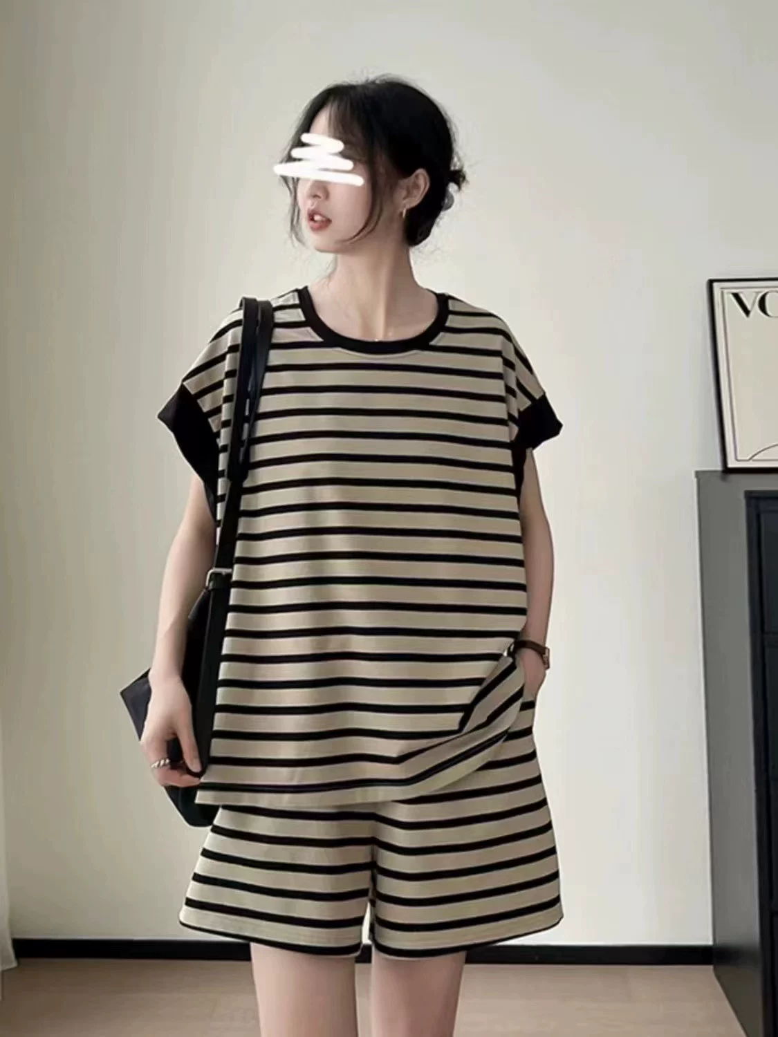 Giá ưu đãi đặc biệt: Bộ đồ siêu thon gọn và tôn dáng, bộ hai món áo thun ngắn tay kẻ sọc thời trang mùa hè mới 2026 + quần short.