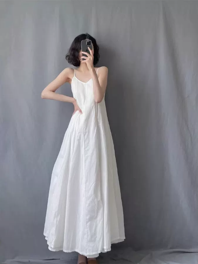 Váy hai dây đơn giản hai lớp màu đen trắng, dáng rộng, xếp ly lá, vạt xòe, phong cách tươi mới dành cho nữ.