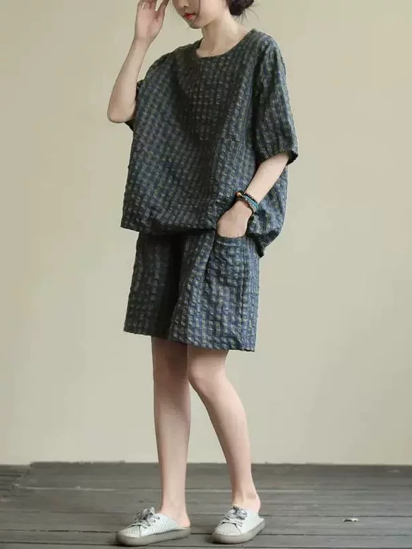 Bộ áo thun tay ngắn rộng rãi phong cách retro dành cho nữ cỡ lớn, phối cùng quần short cotton kẻ caro năm phần, bộ hai món thời trang thường ngày.