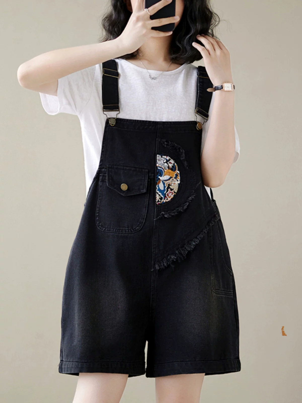 Quần yếm denim thêu kiểu Trung Quốc mới dành cho nữ, thiết kế mới mùa hè, quần short trẻ trung và đa năng, hợp thời trang và độc đáo.
