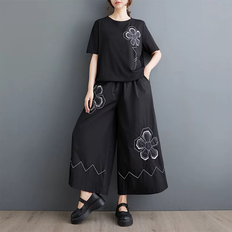 Mùa hè phong cách mới nghệ thuật retro thêu hoa bộ đồ thường ngày màu đen đậm có dây rút viền áo bộ đồ hai mảnh dành cho nữ