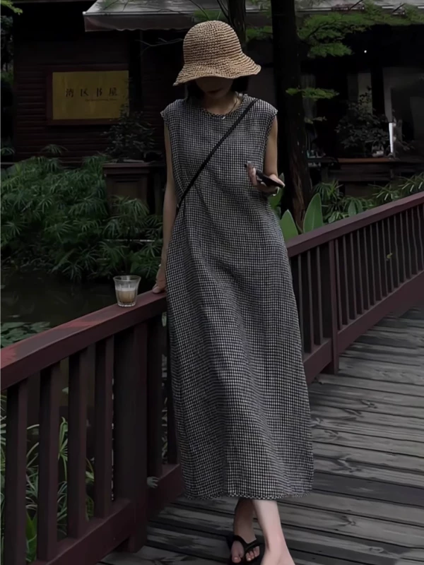 Váy cotton và vải lanh kiểu retro đơn giản mới mùa hè 2026, váy kẻ sọc thẳng thanh lịch, tôn dáng quả lê, đa năng.