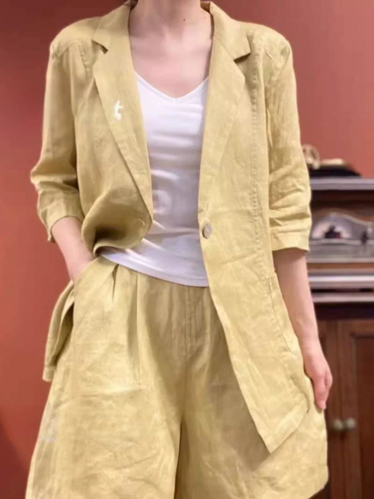 Bộ vest linen nữ mùa hè thời trang sành điệu, bộ hai mảnh quần short ống rộng chất liệu cotton-linen, kiểu dáng xu hướng, tôn dáng.