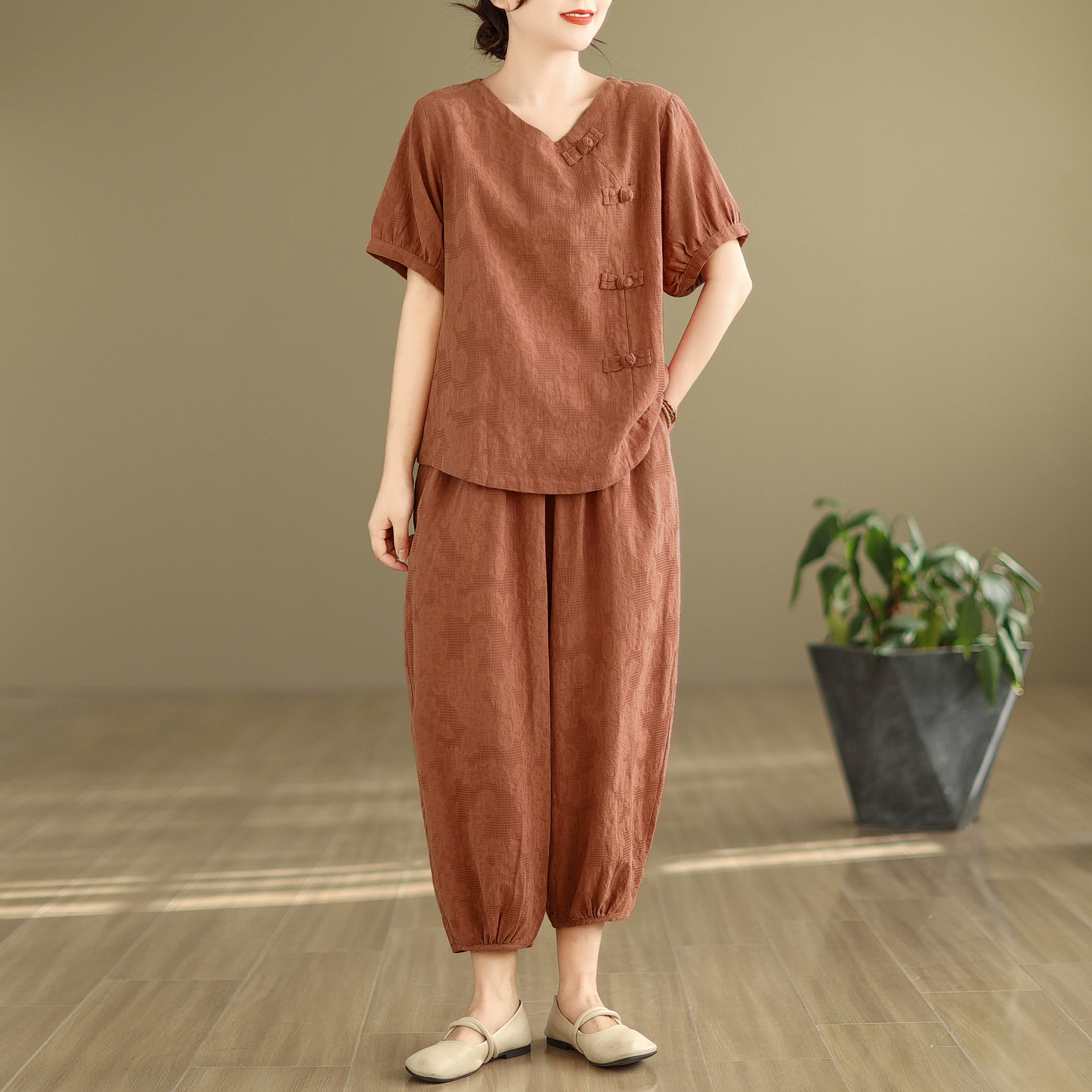 Bộ đồ nữ mùa hè phong cách retro chất liệu cotton và lanh dệt jacquard, áo ngắn tay rộng rãi và tôn dáng, quần ống rộng, bộ hai món.
