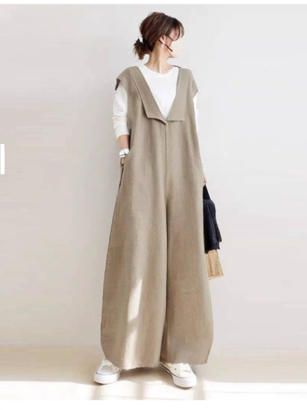 Bộ jumpsuit thiết kế kiểu Nhật Bản, chất liệu cotton-linen, dáng rộng, thoải mái, size lớn, cổ áo sơ mi, không tay, quần ống rộng, thuộc bộ sưu tập Xuân/Hè 2026 mới.