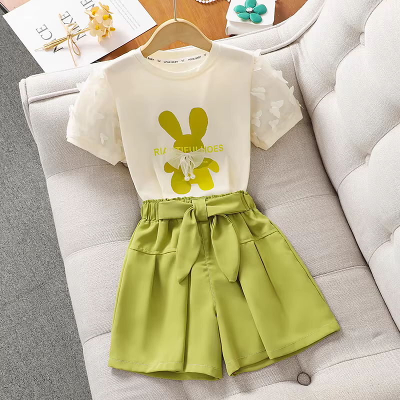 Bộ đồ hè hai mảnh kiểu mới 2025 dành cho bé gái, quần đùi ngắn tay, phong cách năng động, dành cho bé gái lớn hơn, thiết kế dễ thương.
