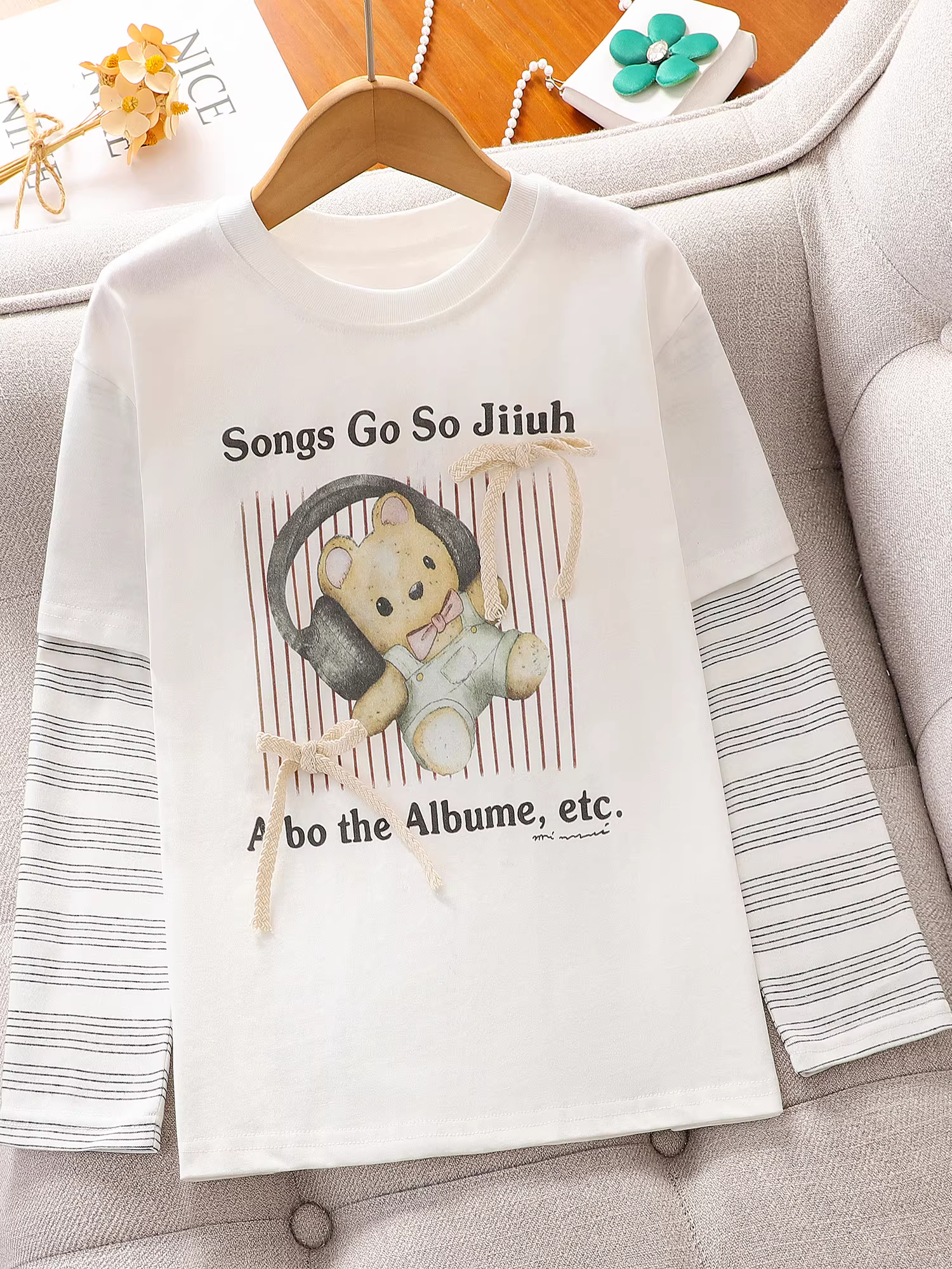 Áo thun dài tay bé gái xuân thu 2025 kiểu mới áo hai lớp giả trẻ em áo thun trắng mùa thu