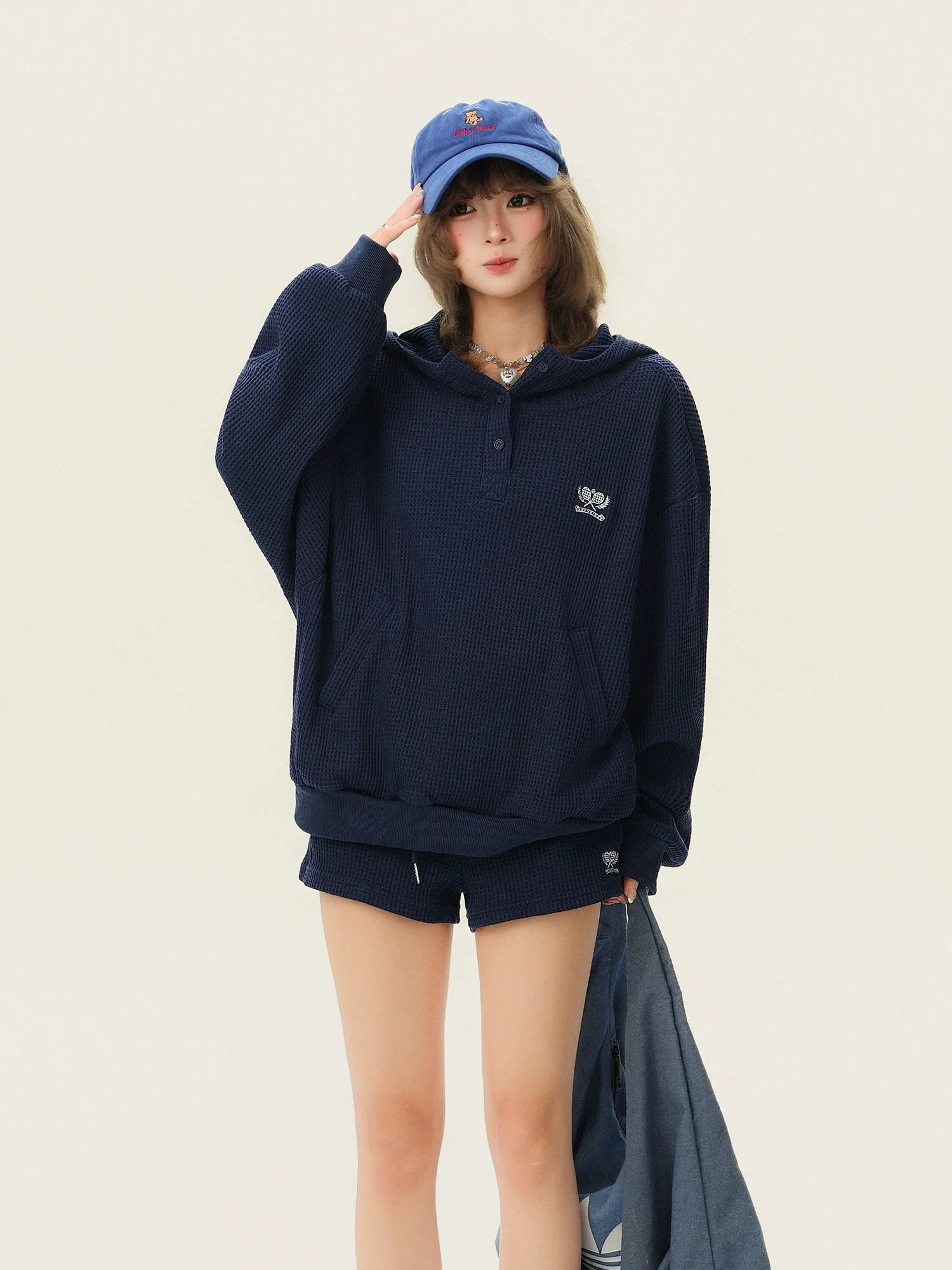 Áo hoodie thể thao thêu họa tiết waffle đa năng phong cách Hàn Quốc dành cho nữ, áo kiểu dáng rộng rãi thoải mái mùa xuân.