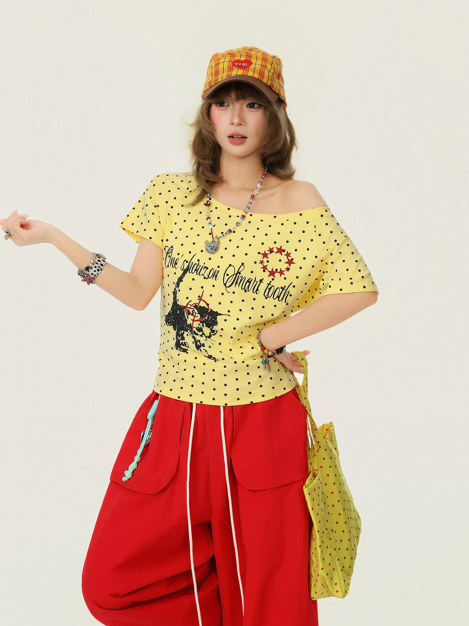 Áo thun ngắn tay Bulu Biscuit Fun Cat Print Polka Dot cổ bất đối xứng lệch vai dành cho nữ, áo thun mùa hè dáng rộng thông thường đa năng.