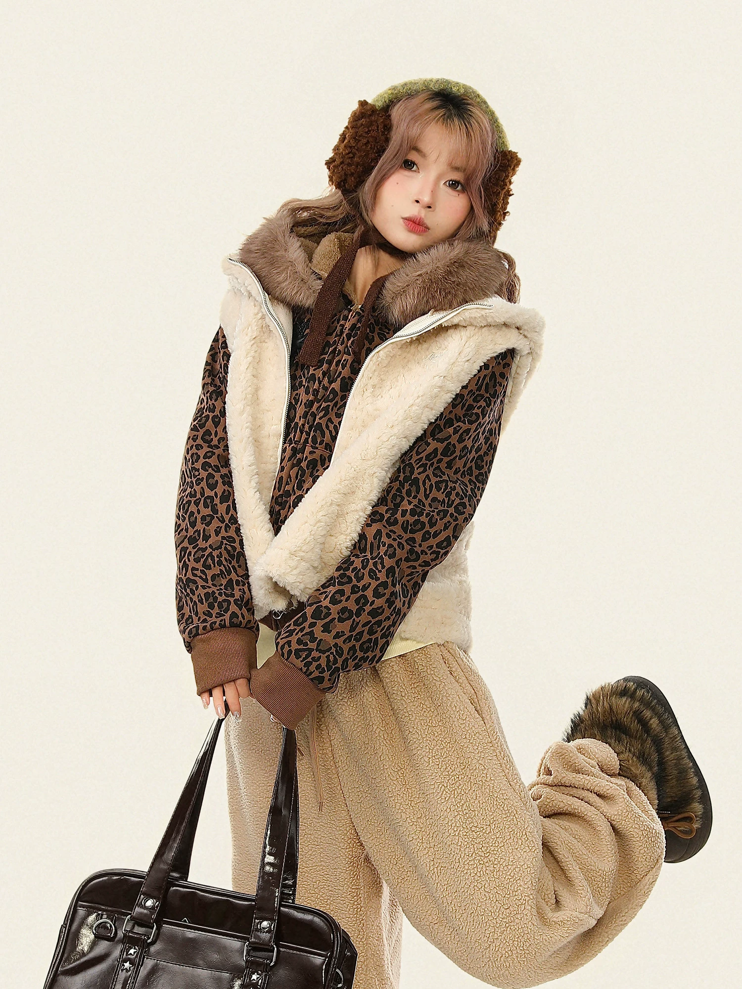 Bulu Biscuit American Retro Lamb Wool Layered Áo khoác có mũ trùm đầu dành cho nữ Áo khoác cotton ấm áp mùa đông có lông thú dành cho nữ.
