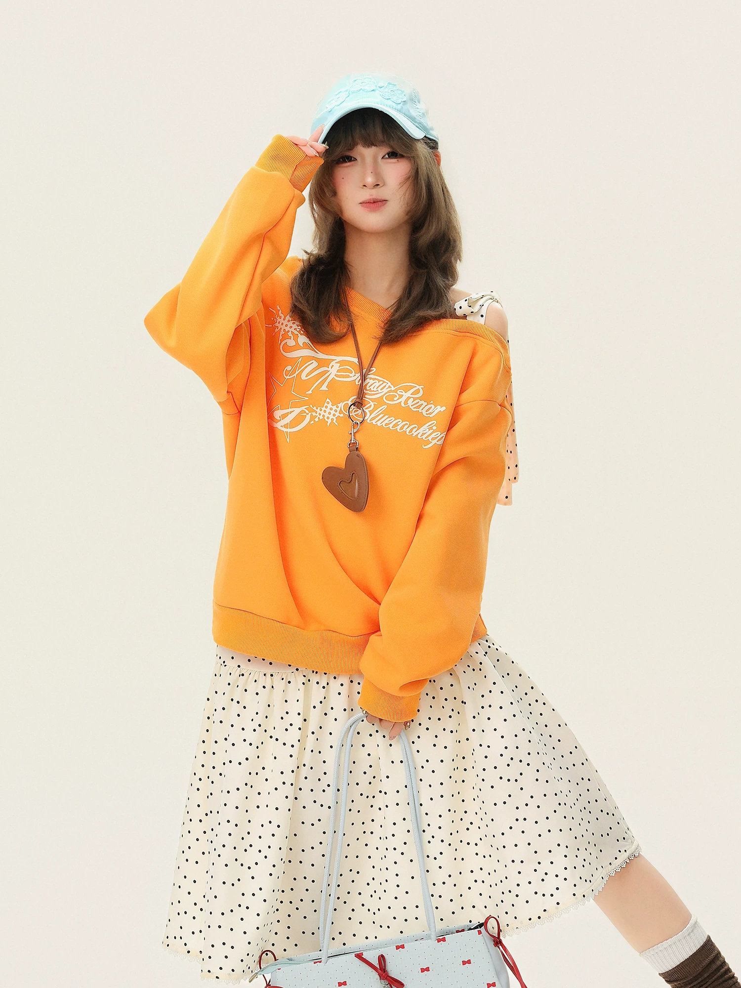 Áo sweatshirt nữ in chữ phối màu lấy cảm hứng từ dopamine, kiểu dáng rộng rãi, thoải mái mùa xuân 2026.