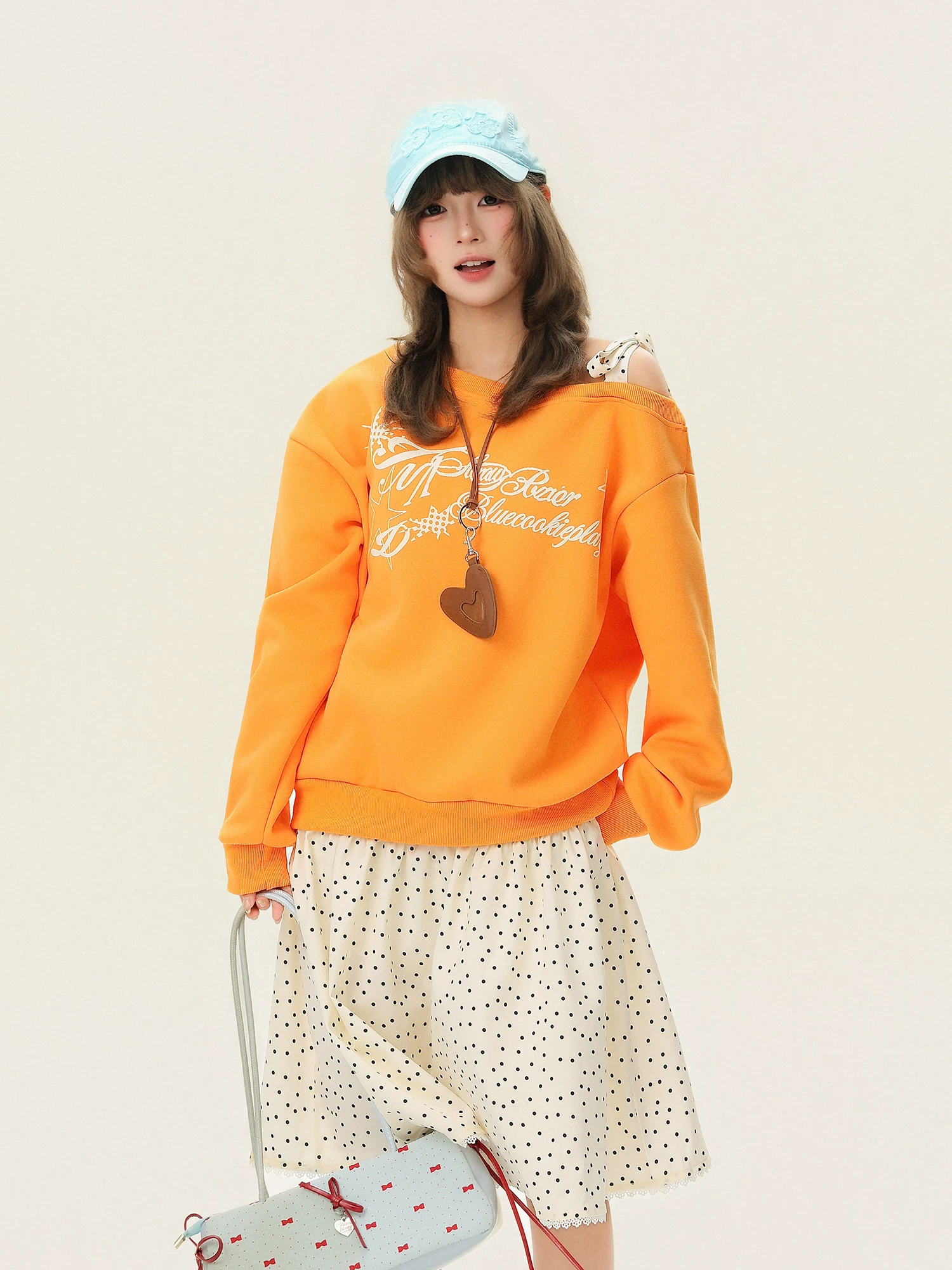 Áo sweatshirt nữ in chữ phối màu lấy cảm hứng từ dopamine, kiểu dáng rộng rãi, thoải mái mùa xuân 2026.
