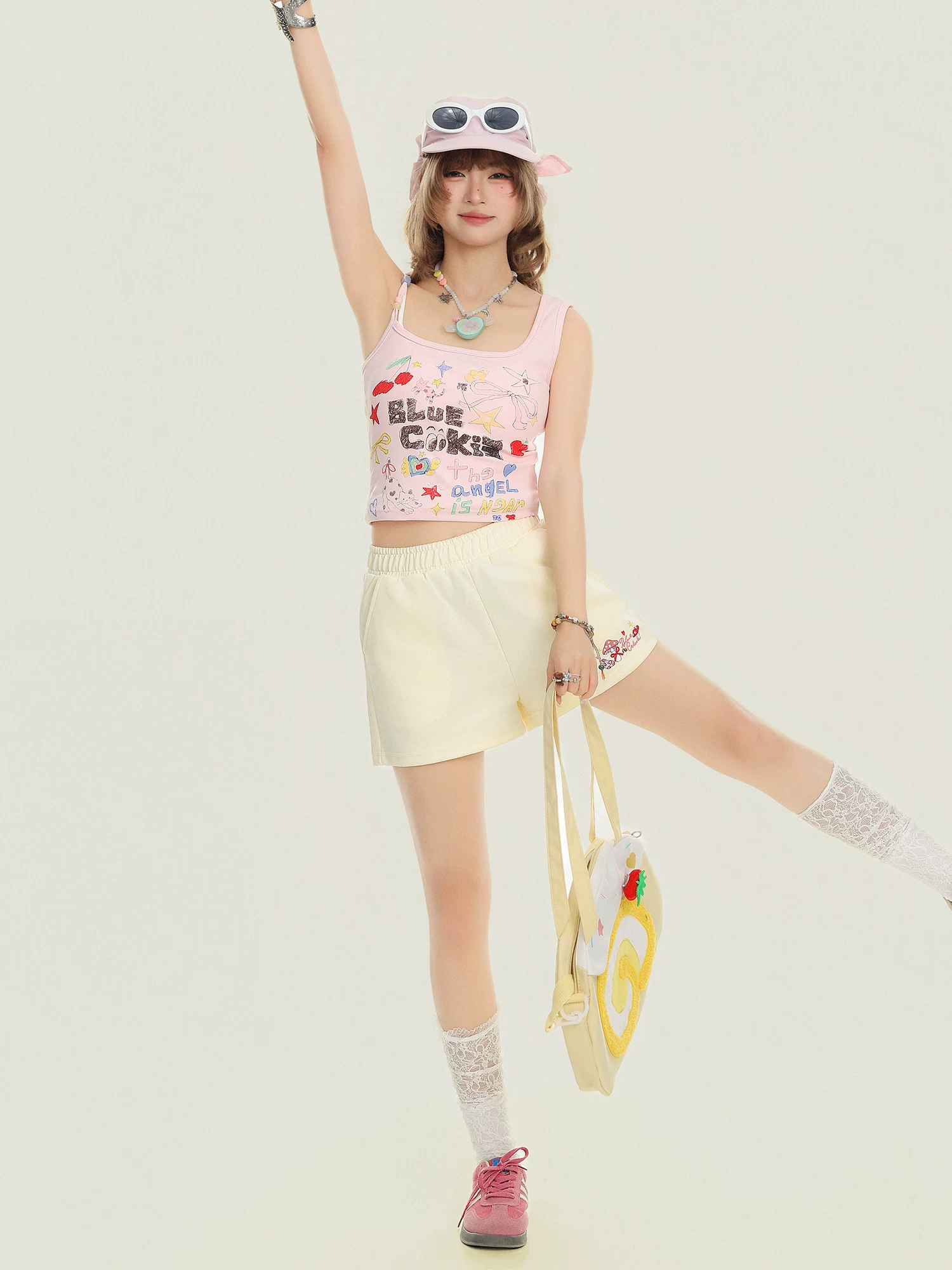Áo camisole vintage họa tiết graffiti thời thượng và vui nhộn dành cho nữ, áo ngắn ôm dáng ngọt ngào và cá tính mùa hè.