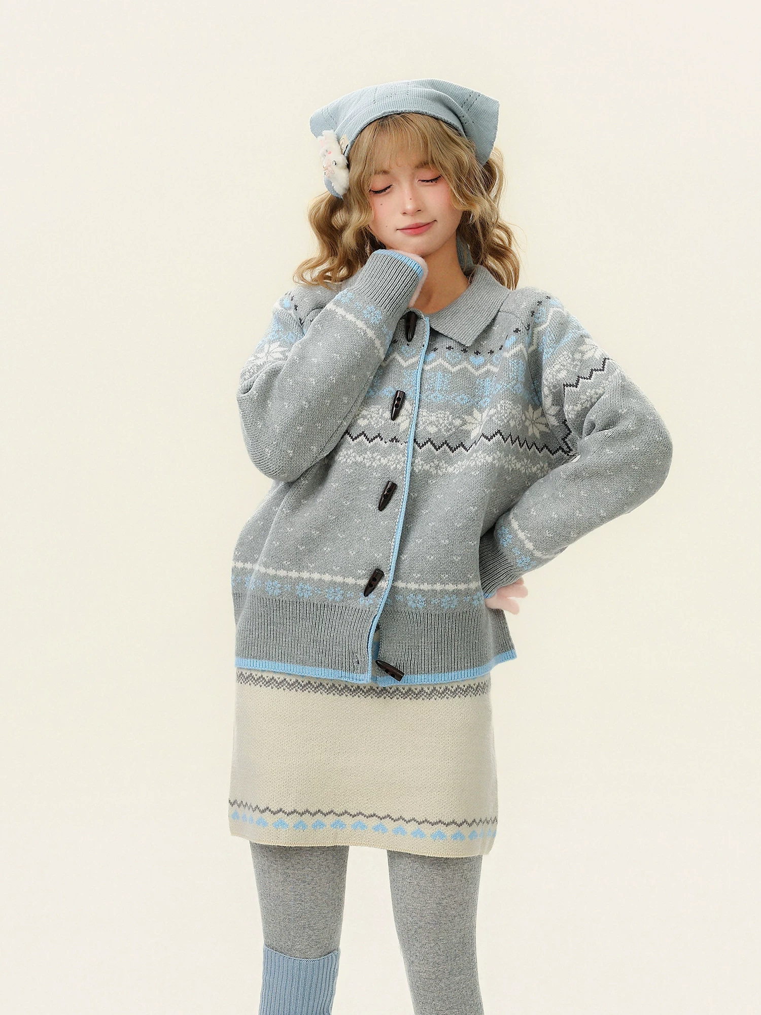 Áo len đỏ phong cách Fair Isle mang không khí năm mới dành cho nữ, áo cardigan dệt kim mềm mại mùa thu đông có cổ lật.