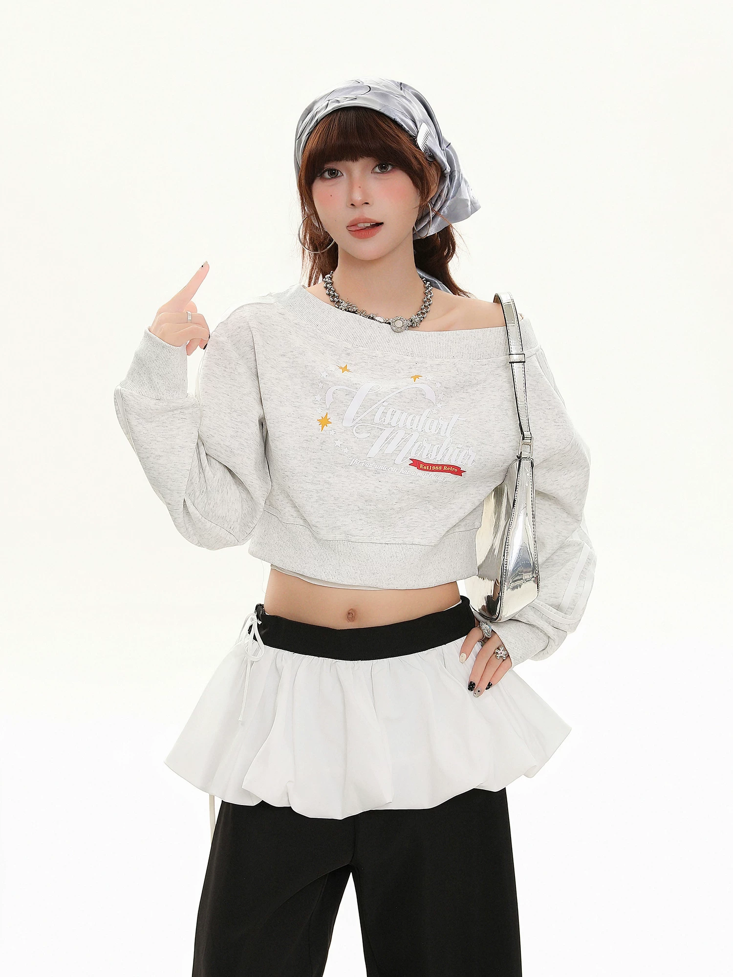 Áo sweatshirt nữ tay dài, kiểu Mỹ, in hình trái tim, chất liệu mềm mại, dáng rộng, phong cách casual, mùa thu 2025, thương hiệu Bulu Biscuit.