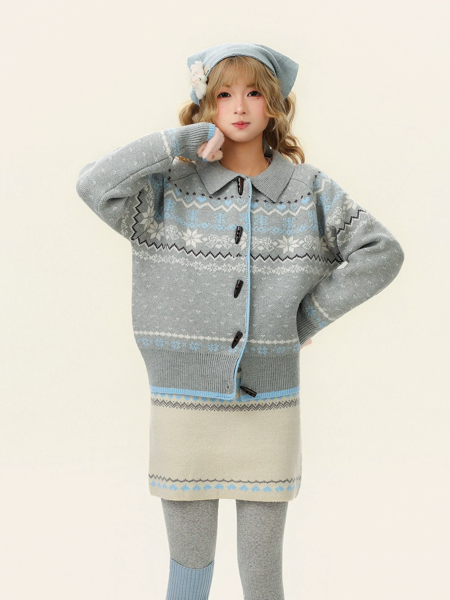 Áo len đỏ phong cách Fair Isle mang không khí năm mới dành cho nữ, áo cardigan dệt kim mềm mại mùa thu đông có cổ lật.