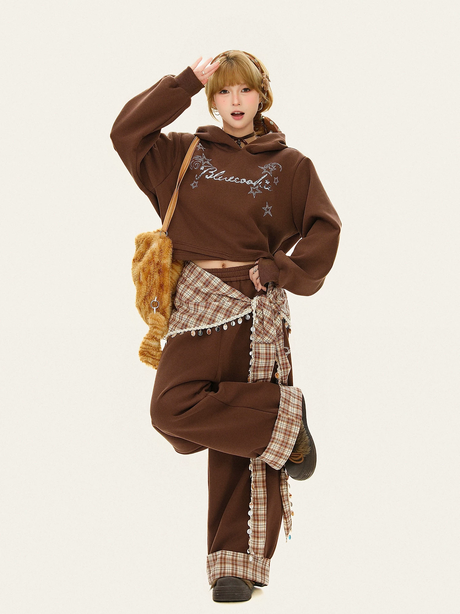 Áo hoodie nữ phối đá pha lê in chữ thời trang, thiết kế thu đông, kiểu dáng rộng, ngắn tay.