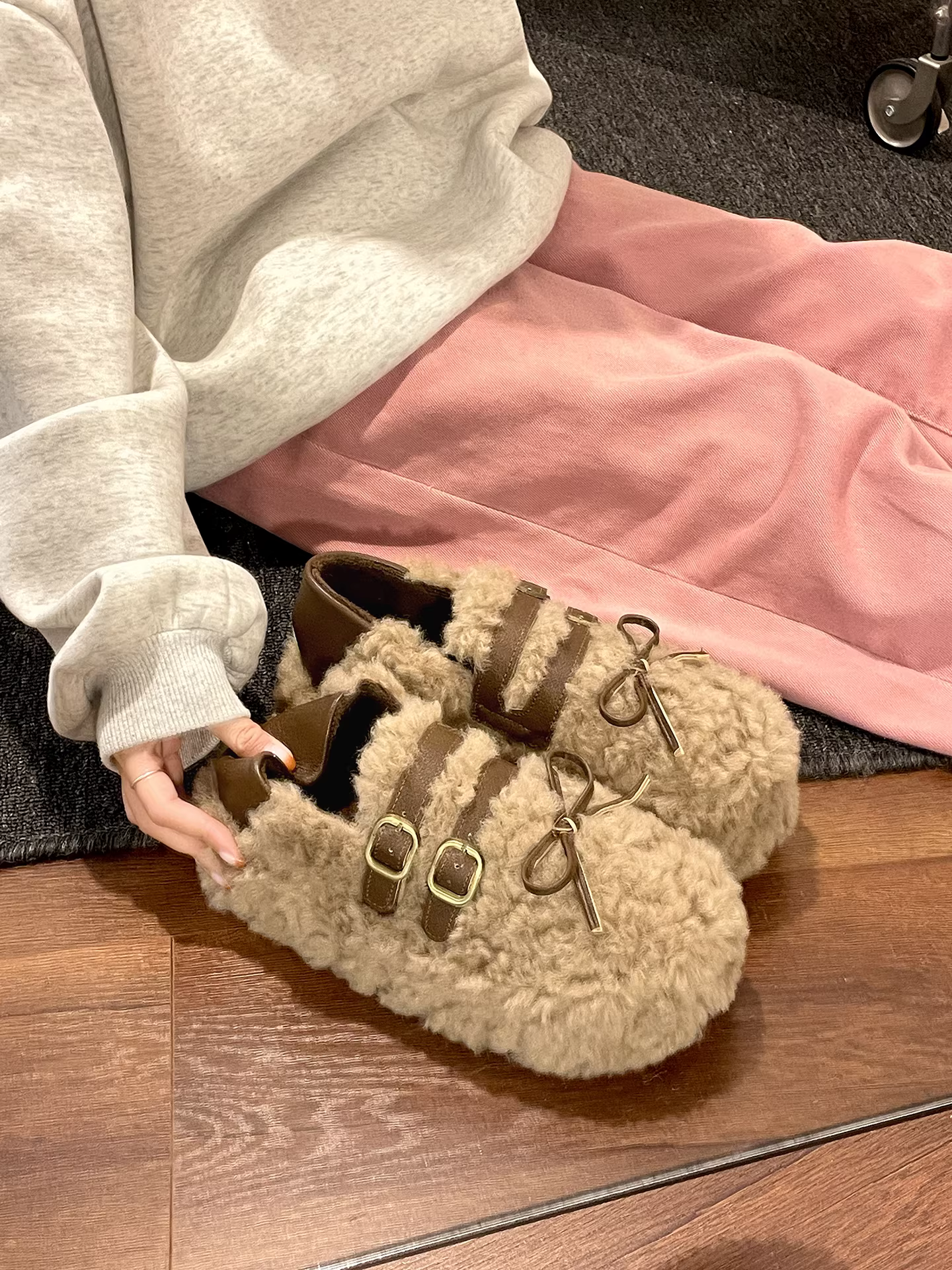 Giày lót lông cừu kiểu Pháp có đế dày ấm áp hai chiều dành cho nữ, mặc ngoài trời mùa đông, giày cotton kiểu Birkenstock cổ điển chống trượt mới năm 2025.