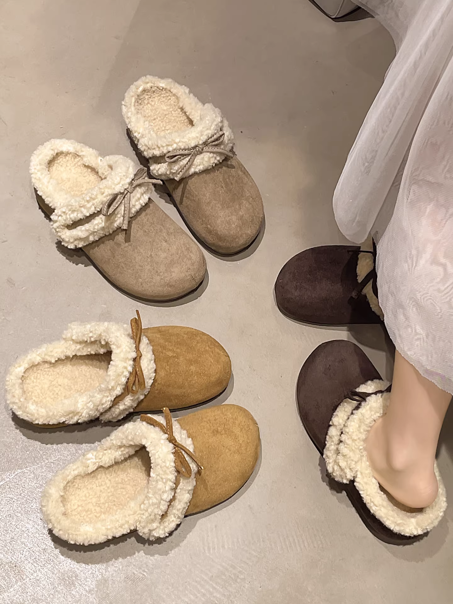Giày nữ kiểu Birkenstock đế dày lót lông mềm, mùa đông 2025, dép bông giữ ấm mũi kín.