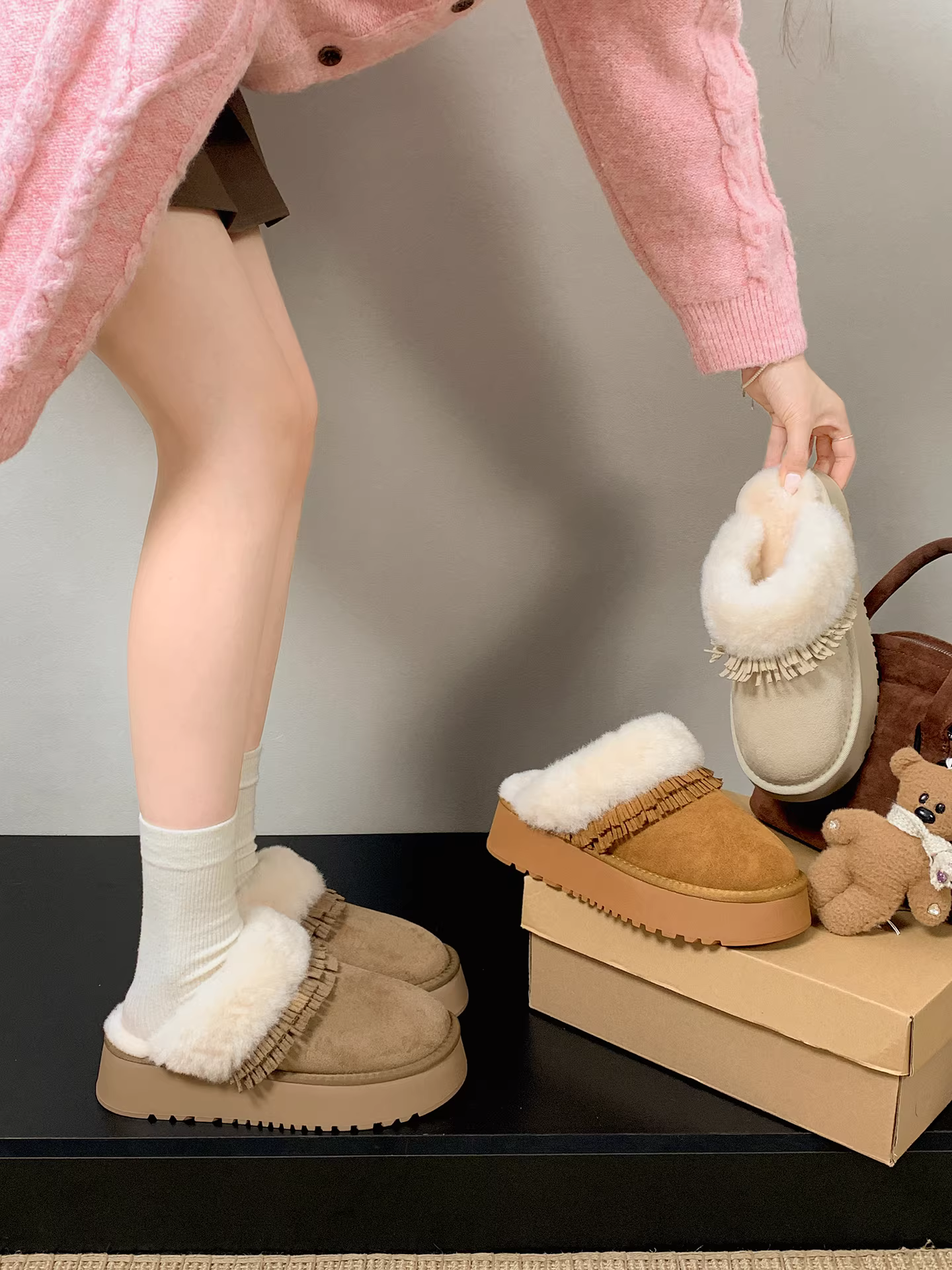 Dép nữ đế dày lót lông cừu kiểu retro, thích hợp đi ngoài trời, dép bông kiểu Birkenstock giữ ấm mùa đông mới năm 2025, chống trơn trượt.