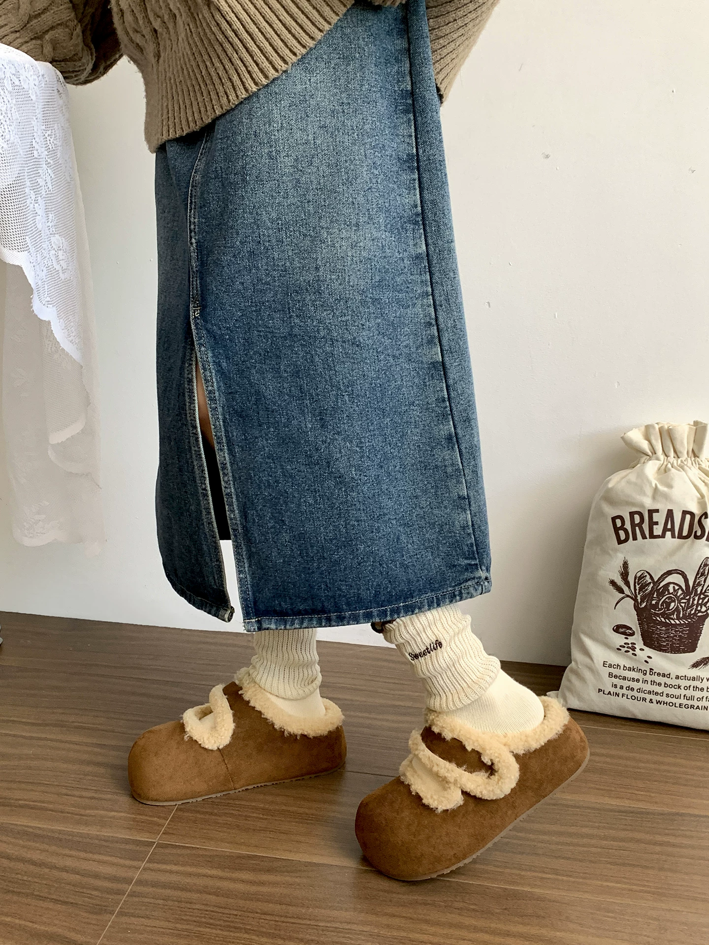 Giày Birkenstock đế dày chống trơn lót nhung kiểu cổ điển dành cho nữ, mẫu mới mùa đông 2025, dép bông lông giữ ấm tăng chiều cao