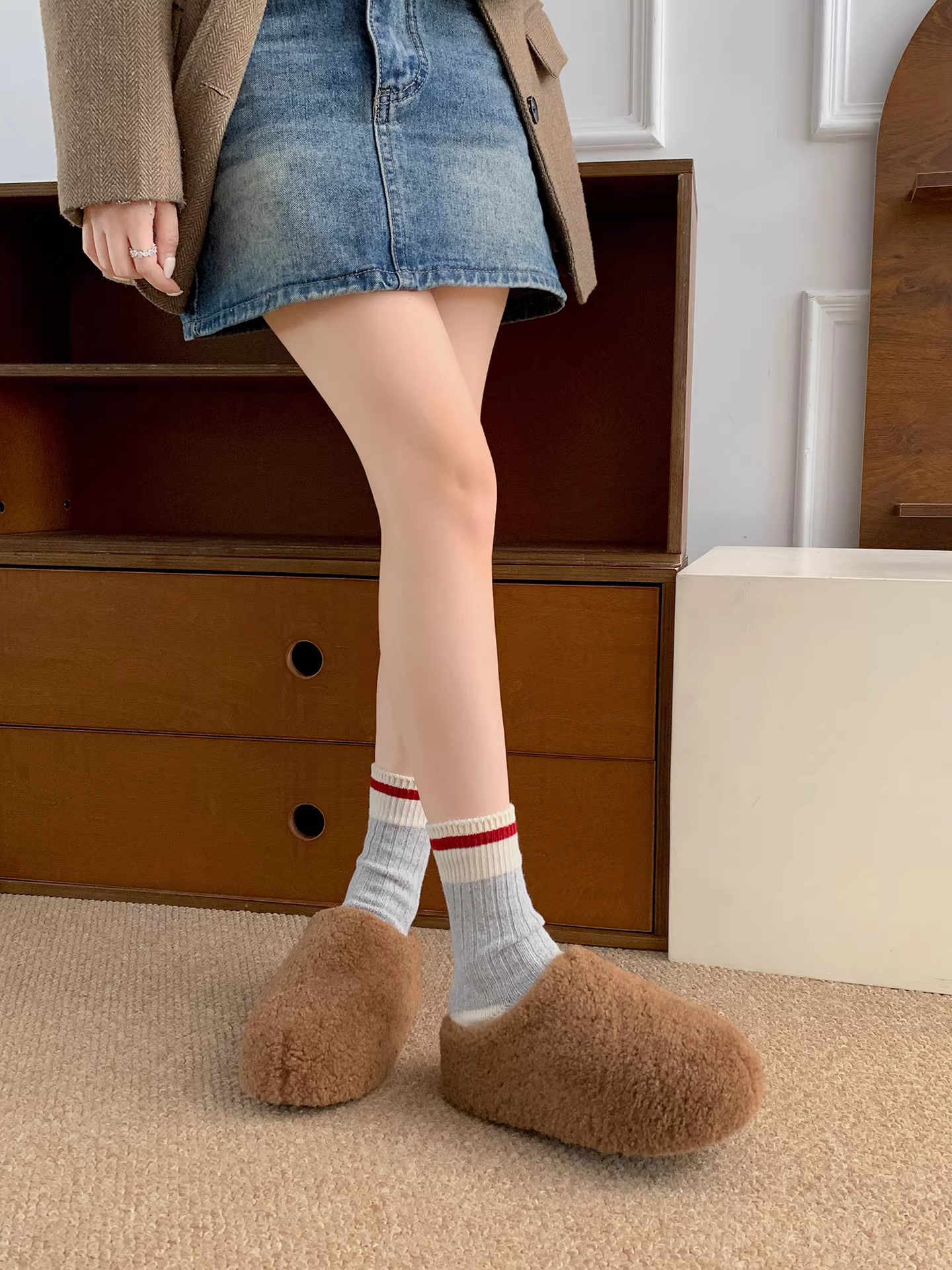 Đôi dép lông mềm đế dày kiểu retro cỡ nhỏ dành cho nữ, thích hợp mang đi ngoài trời, dép bông giữ ấm mùa đông mới năm 2025, chống trơn trượt.