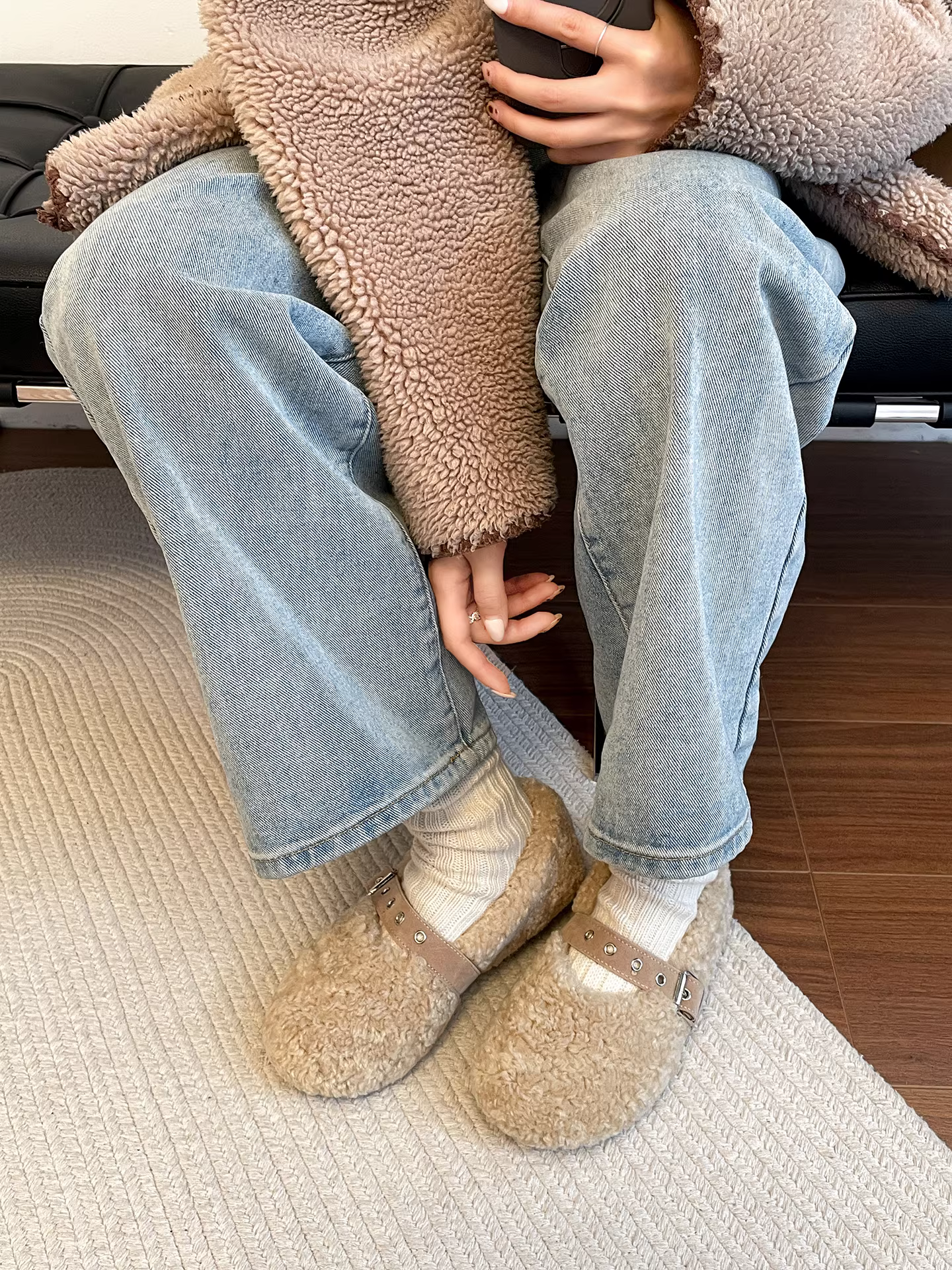 Giày Mary Jane cổ điển lót lông cừu có độ tăng chiều cao ẩn và đế dày dành cho nữ, áo khoác ngoài mùa đông, giày cotton dày dặn ấm áp mới năm 2025.