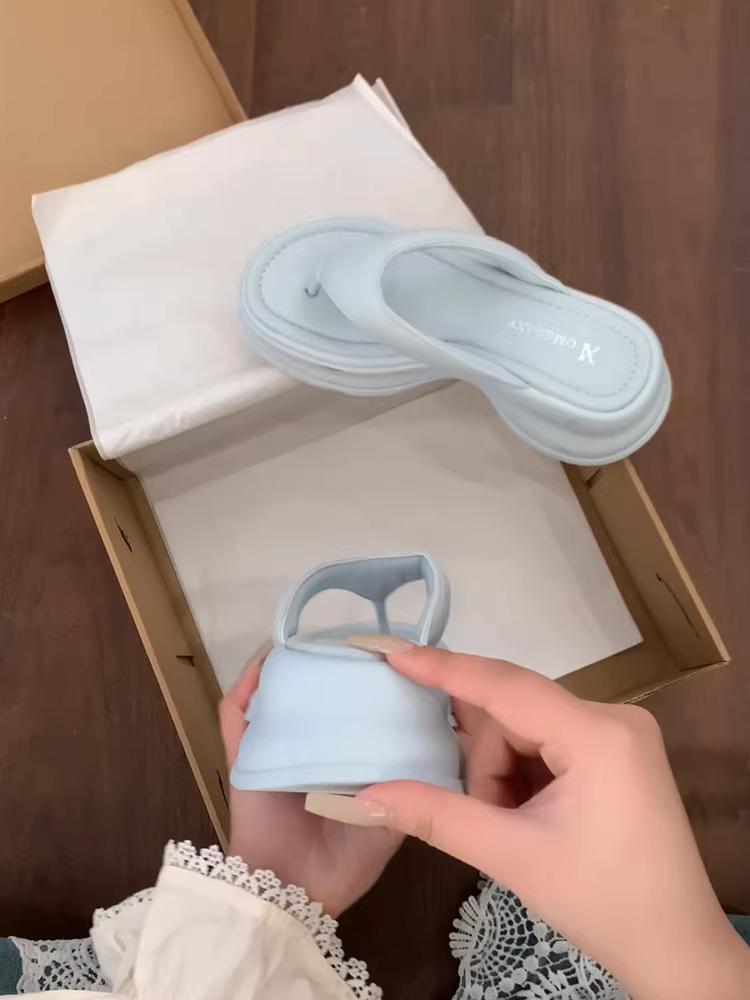 Dép xỏ ngón đế dày dành cho nữ, kiểu mới hè 2025, phong cách tiên nữ, dép thoải mái và mát mẻ.