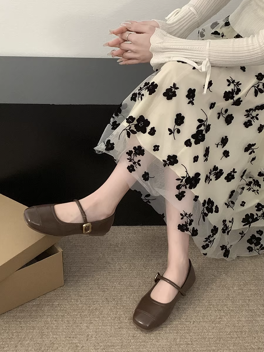 Giày mũi vuông kiểu Pháp cổ điển đa năng, phối hợp tốt với chân váy, giày bệt nữ đế thấp, giày Mary Jane màu đen mới mùa thu 2025.