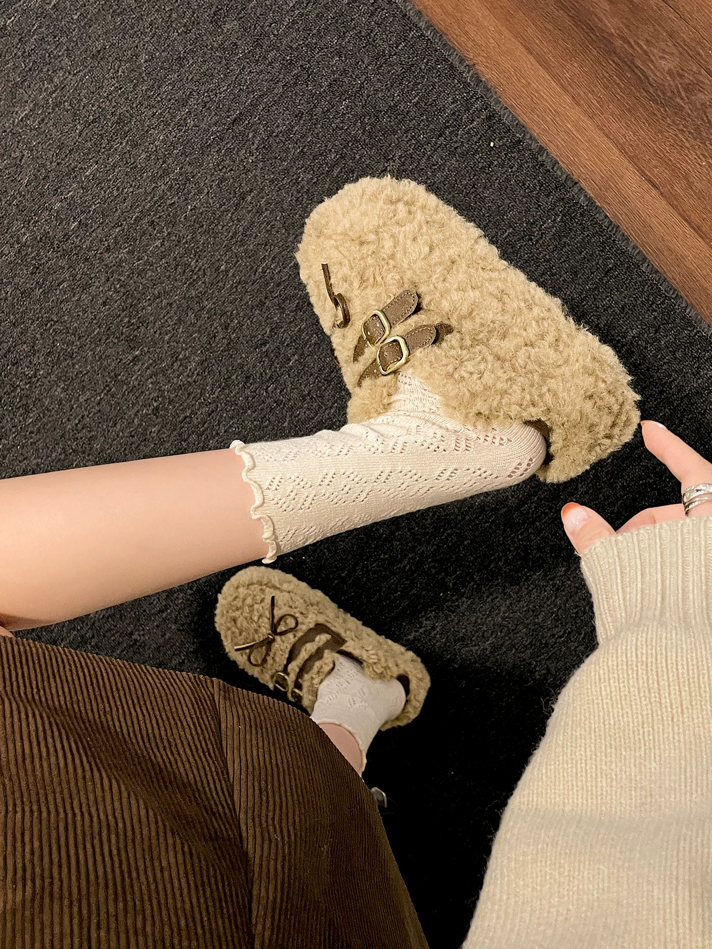 Giày lót lông cừu kiểu Pháp có đế dày ấm áp hai chiều dành cho nữ, mặc ngoài trời mùa đông, giày cotton kiểu Birkenstock cổ điển chống trượt mới năm 2025.