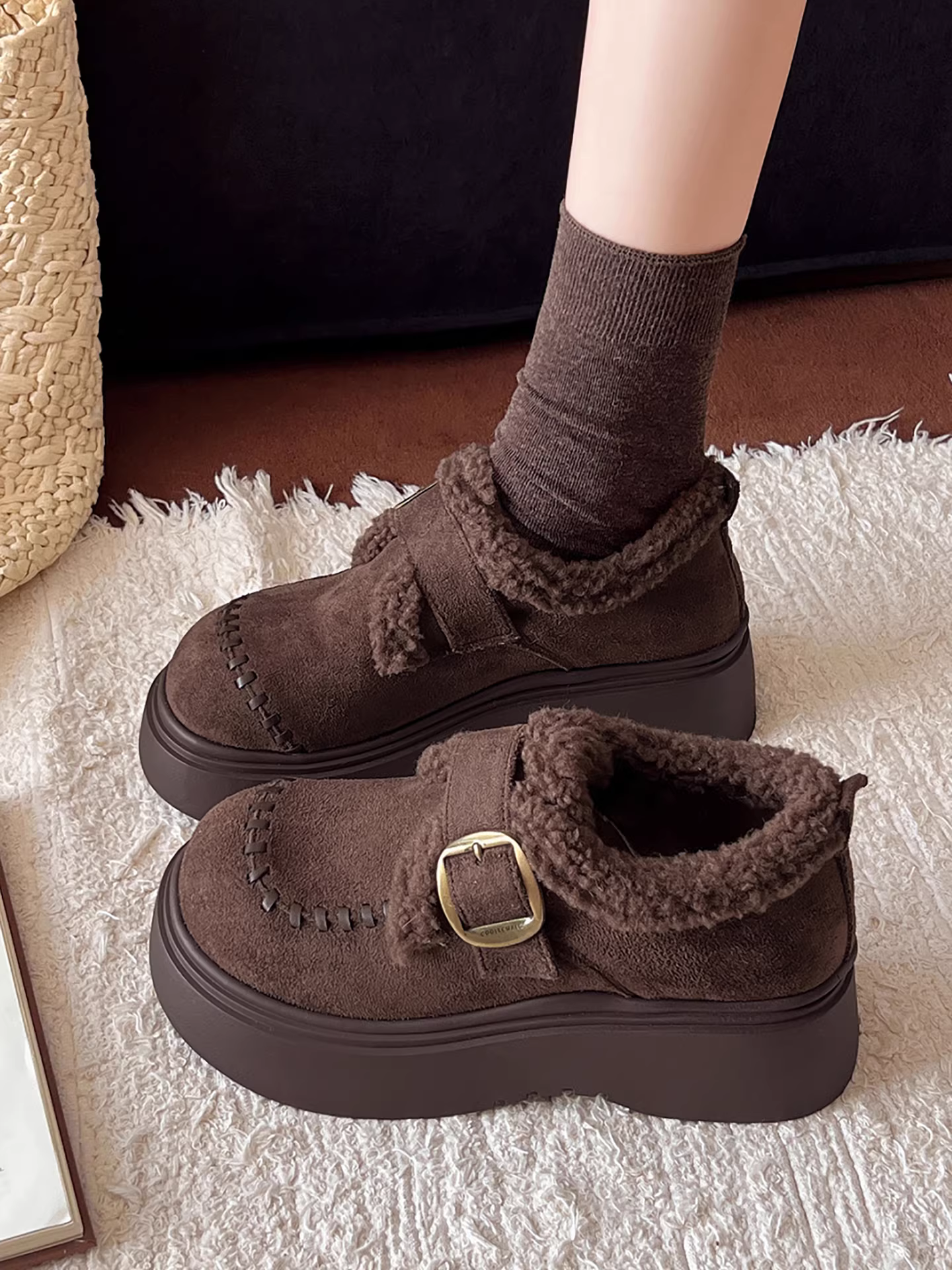 Giày bốt cổ cao đế xuồng màu nâu cổ điển lót lông cừu dành cho nữ, kiểu mới mùa đông 2025, ấm áp, chống trơn trượt, tăng chiều cao, kiểu Birkenstock.